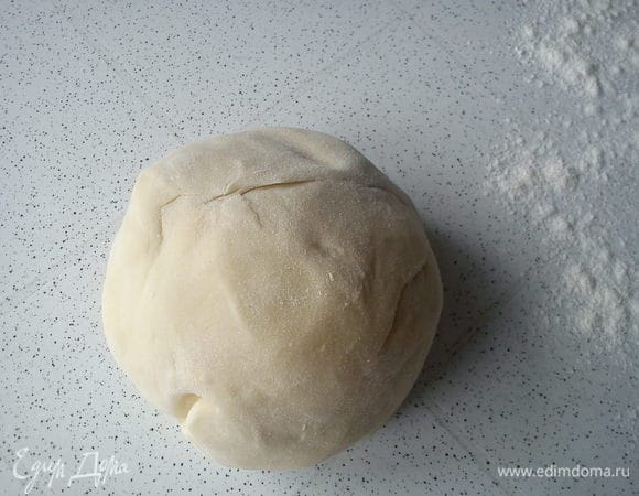 Я замешивала тесто в хлебопечке. Можно замесить в комбайне Для этого просеять муку в чашу и добавить дрожжи. Хорошо перемешать.Добавить мед,соль,травы, масло и воду. Замешивать 5 минут сначала на самой низкой скорости, а потом на самой высокой, до получения гладкого теста. Такой же принцип и при замешивании руками. Накрыть полотенцем и поставить в теплое место, пока оно не подойдет.