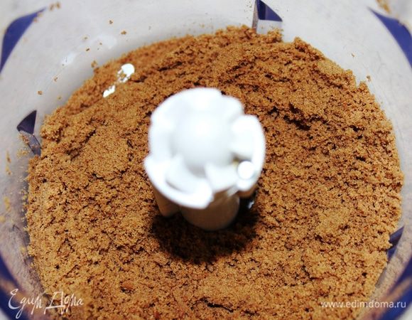 Для основы необходимо измельчить в блендере шоколадное печенье...достаточно мелко