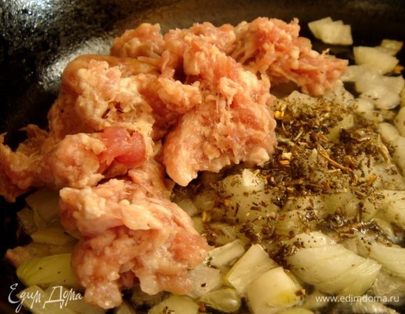 Тесто достать из пакета и выложить на рабочий стол для разморозки. Духовку нагреть до 220*С. Луковицу измельчить (можно в блендере) и быстро обжарить на растительном масле. Добавить специи и выдавить все колбаски из оболочки. Дальше возможно обжарить на большом огне содержимое колбасок с луком и специями,а затем смешать с панировочными сухарями. Второй вариант (более удобный) - смешать фарш из колбасок с панировочными сухарями и обжаренным луком со специями.
