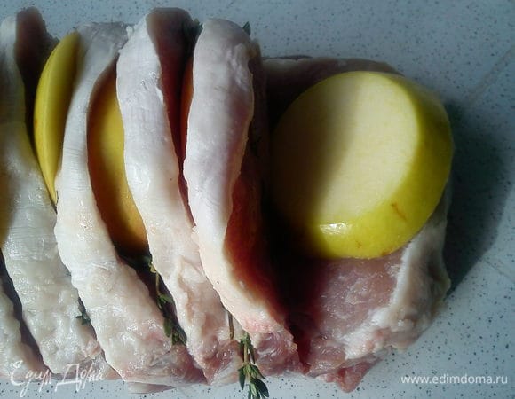 Яблоки нарезать тонкими полосками и вставить в разрезы 