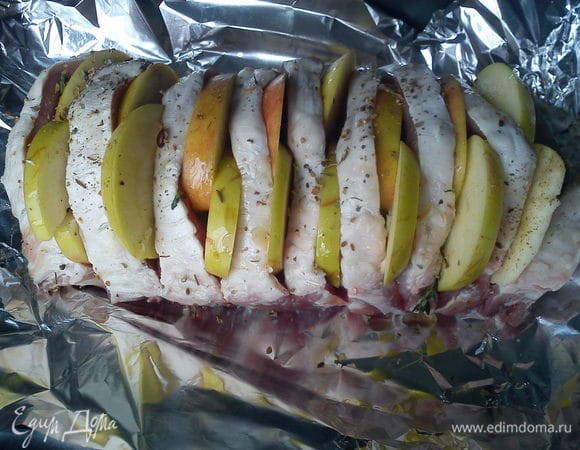 Переложить мясо в форму, покрытую фольгой. Запекать в духовке 45-60 минут при температуре 180 С. Время запекания зависит от толщины кусочков, главное не пересушить.