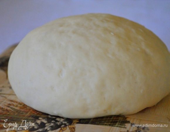 Замесить тесто и дать ему подойти вдвое.