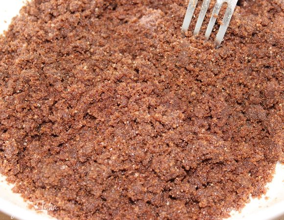 Масло сливочное растопить и развести в нем какао. Добавить масло, какао и сироп ананасов к печенью и все тщательно перемешать. масса получается маслянистой и легко поддается лепке руками