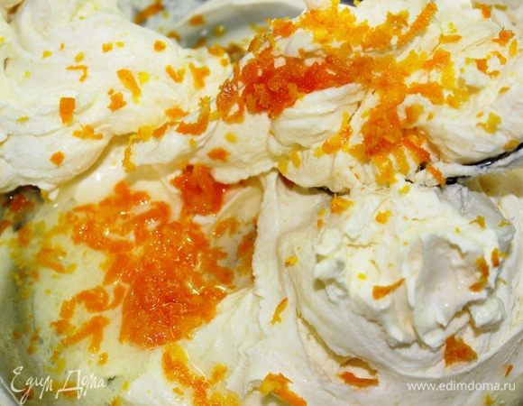 Для крема необходимо смешать и немного взбить венчиком сыр, сахарную пудру, цедру, сироп и ликер