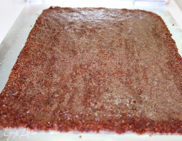 Расстелить фольгу или пищевую пленку...выложить на нее основу из печенья, придавливая пальцами и выравнивая края. Толщина должна быть примерно 0,5-0,6 мм. Сверху пропитать сиропом из-под консервированных ананасов (просто смазать кисточкой)