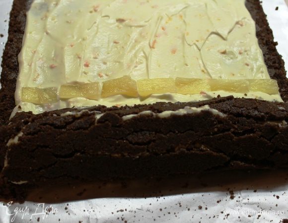 Очень аккуратно свернуть рулет при помощи фольги или пленки. Я немного не доложила сливочного масла (использовала только 12 ст.л.), поэтому основа получилась очень рассыпчатой и при свертывании рулета она потрескалась:-(