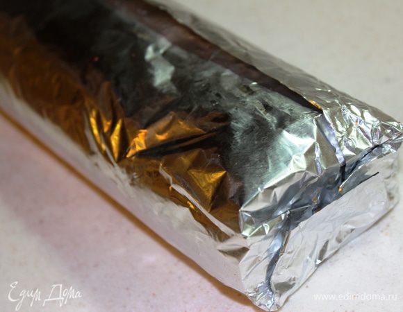 Завернуть рулет в фольгу или пленку, плотно закрепив края и поставить в холодильник часа на 2. После этого нарезать десерт на порции...лучше всего ножом, нагретым в кипятке