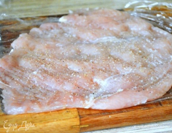 Отварить брокколи в подсоленной воде в течение 3-5 минут. Воду слить, охладить.
Куриное филе поместить между двумя кусками пищевой пленки и хорошо отбить. Снять верхнюю пленку, посолить, поперчить.