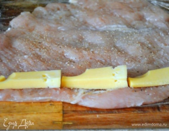 На край положить кусочки сыра.