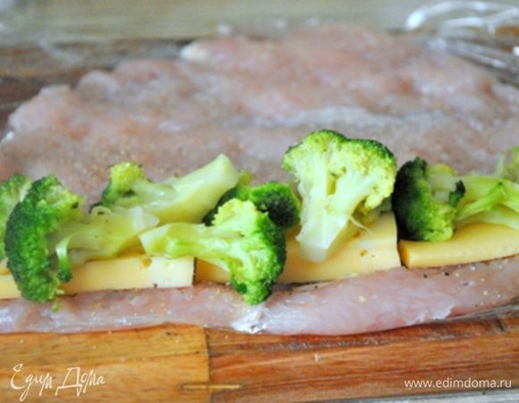 Сверху кусочки брокколи.