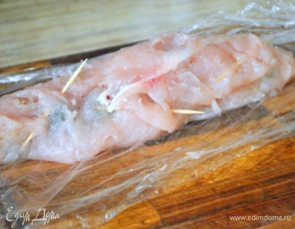 То же проделать со вторым филе.

В сковороде разогреть ложку растительного масла. Выложить филе швом в низ. Обжаривать с каждой стороны по 1ой минуте. Вынуть зубочистки.