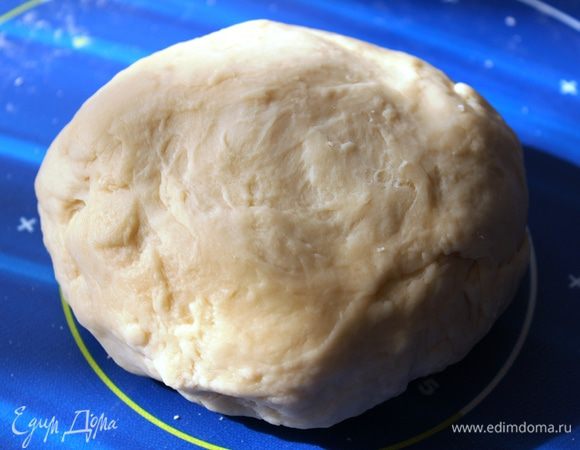 Приготовить тесто: смешать все ингредиенты. Муку добавлять порциями, чтобы каждый раз смотреть на упругость теста. оно должно быть достаточно эластичным и не прилипать к рукам. Замесить его как следует, положить в пакет и поставить в холодильник минут на 15 (отдохнуть)