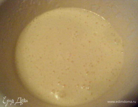 Бисквит:  яйцо взбить с сахаром, поставив емкость, в которой взбиваем, на кастрюлю с горячей водой (посуда  не должна касаться воды и кастрюлю не ставить на огонь) до увеличения в объеме в 3-4 раза в течении 5 мин. 