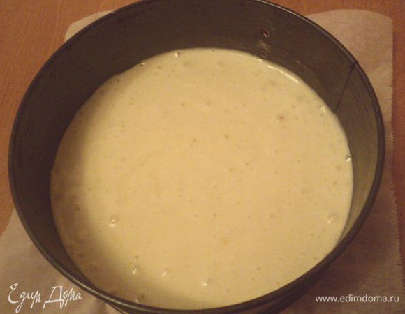 Снять яичную смесь с водяной бани и осторожно добавить смесь муки с разрыхлителем, осторожно  перемешать до однородной массы. Дно формы для выпечки  Ф-20см застелить бумагой для выпечки, смазать маслом (бока формы не смазывать), вылить тесто. Что бы бисквит при выпечке был ровный, крутануть несколько раз форму с тестом по часовой стрелке.