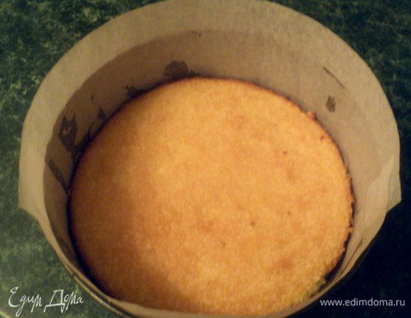 Выпекать при температуре 180 градусов  20 мин. Охладить, перевернув бисквит на решетку. Бока формы для выпечки застелить бумагой для выпечки, на дно положить бисквит.