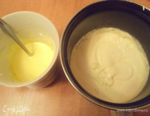 Приготовить желтое суфле. Желатин залить 40мл холодной воды, дать набухнуть, затем распустить на водяной бане. Желтки взбить с 0.5стакана сахара. Желтки лучше брать с яркой окраской от домашних кур. Сливки взбить с оставшимся сахаром, в конце добавить тонкой струйкой желатин.