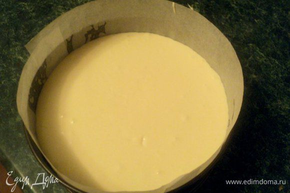 Соединить взбитые сливки с желтковой массой, осторожно перемешать и вылить на бисквитный корж. Поставить в холодильник на 1 час для застывания.