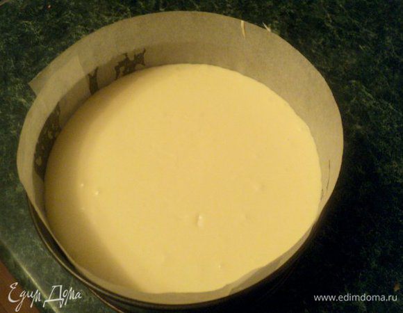 Соединить взбитые сливки с желтковой массой, осторожно перемешать и вылить на бисквитный корж. Поставить в холодильник на 1 час для застывания.