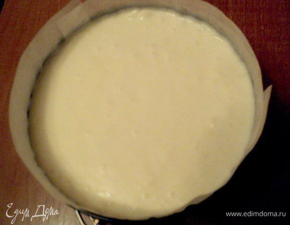 Для белого суфле: Подготовить желатин как в предыдущем случае. Взбить сливки. Охлажденные белки взбить с сахаром и лимонным соком до устойчивых пиков, в конце добавить тонкой струйкой желатин. Осторожно смешать ложкой белковую массу с сливочной. Вылить на желтое суфле и снова поставить в холодильник для окончательного застывания на 2-3 часа (я оставила на ночь).