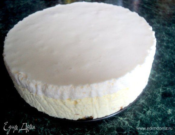 Освободить торт от формы, снять бумагу с боков.