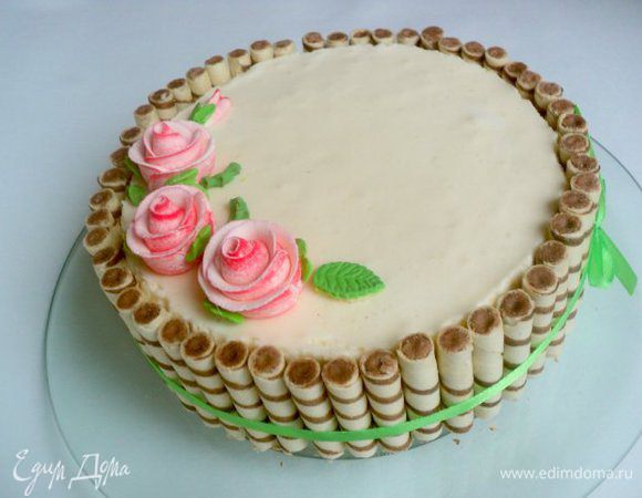 Бока украсить вафельными трубочками. Сверху можно украсить по-своему усмотрения, я украсила сахарными розочками.