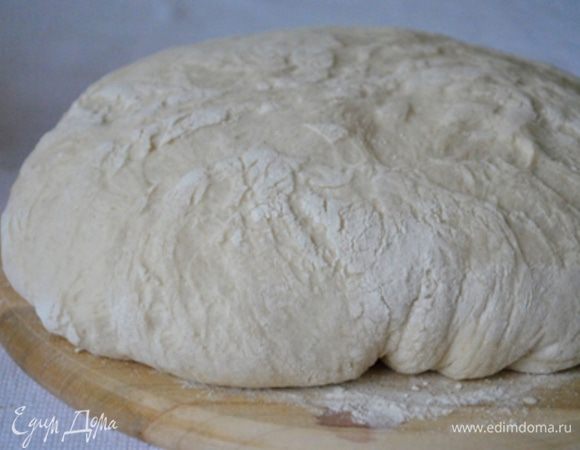 Добавить к опаре теплую воду и мед. Понемногу добавлять муку и замесить мягкое, эластичное тесто. В конце замеса добавить соль. Вымешивать еще 10-15 минут.