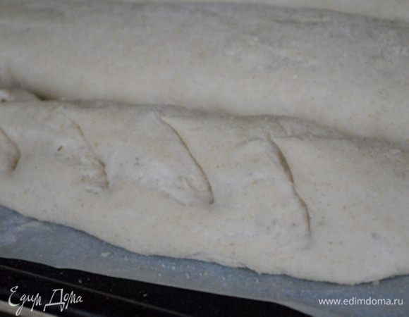 Тем временем разогреть духовку вместе с противнем до 240 гр и внизу поставить емкость с водой.
Сделать косые надрезы острым ножом.
Как-то в инете я увидела интересный способ формирования багетов, который захотелось сегодня попробовать сделать:
Острыми ножницами, на расстоянии несколько см, сделать косые надрезы.