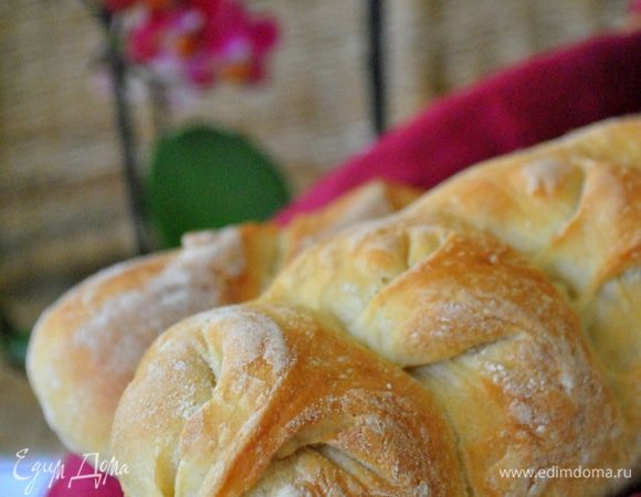 Аккуратно переложить багеты вместе с бумагой на горячий противень, духовку сбрызнуть из пульверизатора водой и поставить туда багеты. Через 7 минут температуру снизить до 210 гр., духовку еще раз сбрызнуть и допекать багеты еще 25-30 минут до румяной корочки. Остудить на решетке.