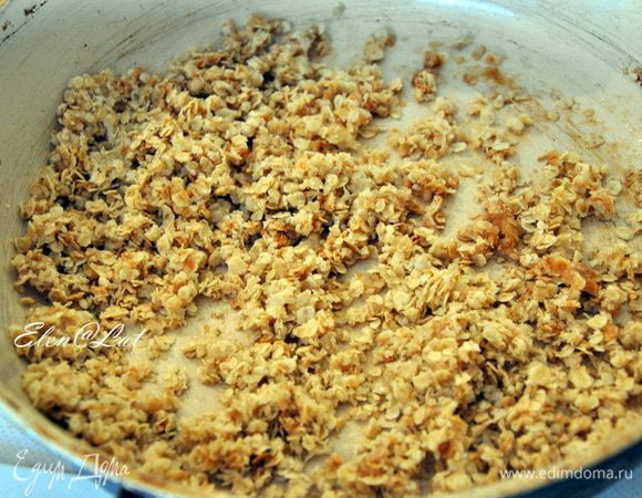 Для корочки:
В сковороде разогрейте сливочное масло, добавьте сахар и овсяные хлопья. Помешивая, поджарьте массу в течении 3-4 минут. Остудите.
