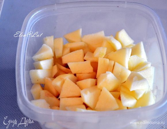 Для яблочной начинки:

Яблоки очистить и  нарезать крупным кубиком, отварить в небольшом количестве воды до мягкости, слить воду  и остудить.