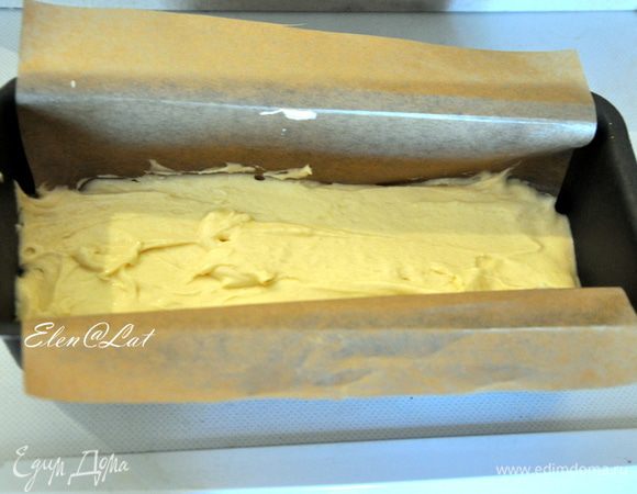 Тесто:

Прямоугольную форму для кекса выстелить так бумагой для выпечки, чтобы концы свисали с боков формы.
Взбить размягченное сливочное масло с сахаром до состояния крема. Добавить яйцо и ванилин. 
По очереди добавить молоко и муку, смешанную с разрыхлителем в 4 приема, каждый раз взбивая до однородности.
Тесто выложите в форму на бумагу и разровняйте.
