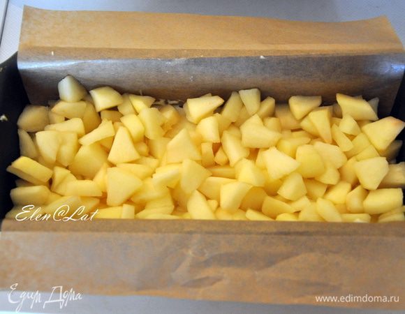  Сверху уложите яблоки,
