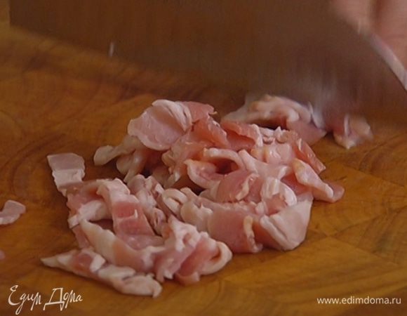 Бекон нарезать небольшими полосками.