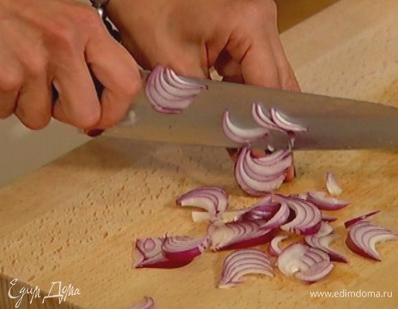 Лук почистить и нарезать дольками.