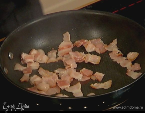 Разогреть сковороду и обжарить бекон.