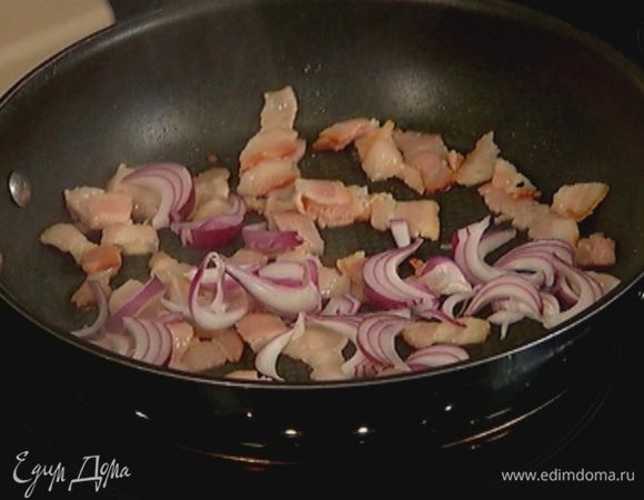 Добавить к бекону лук и обжарить до золотистого цвета.