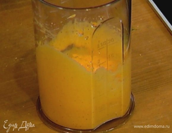 Желтки посолить, поперчить и взбить миксером в светлую массу.