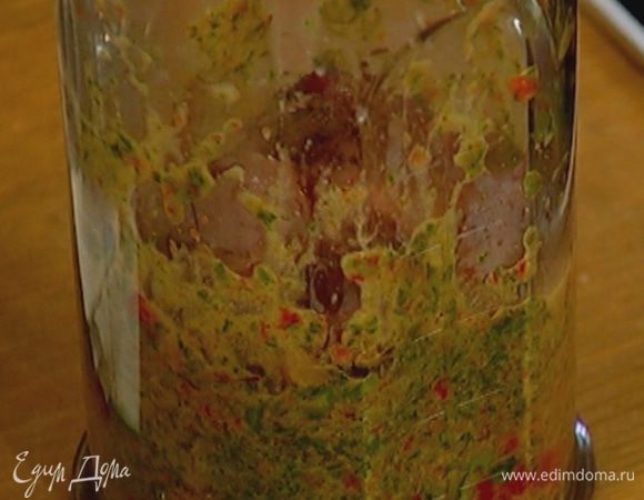 Добавить бекон с луком и тоже немного измельчить.