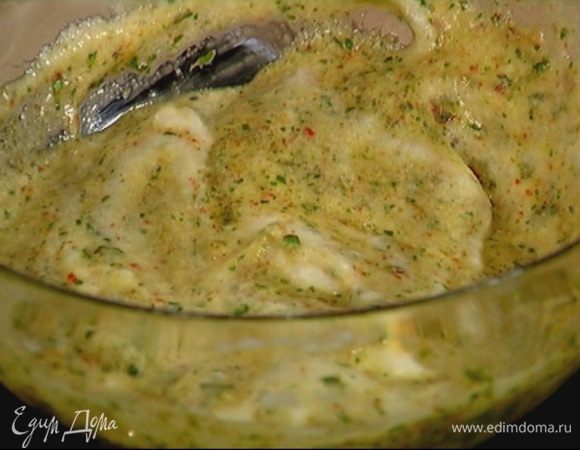 Белки взбить миксером в пену и вмешать в желтковую массу.