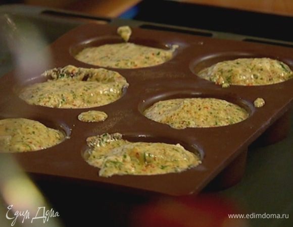 Небольшие формочки смазать оливковым маслом, разложить в них суфле и поместить в противень, наполовину заполненный горячей водой.