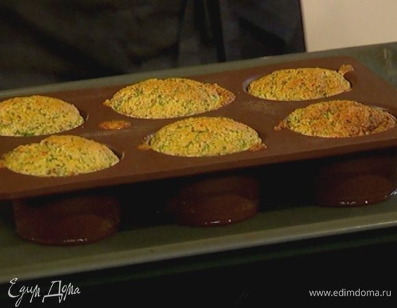 Отправить противень с суфле в разогретую духовку на 12–15 минут.