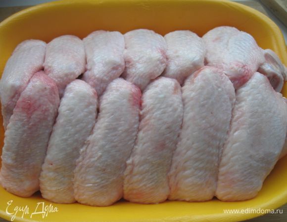 Куриные крылышки помыть, положить в кастрюлю, залить водой до отметки – 3 литра, можно чуть меньше. 