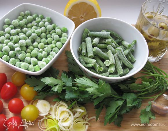 Подготовить овощи – помыть помидоры, петрушку, очистить дольки лимона от кожуры и разделить на 4 части. Фасоль в стручках мелко порезать, петрушку разобрать на отдельные листики, морковку из бульона вынуть, охладить, нарезать кольцами. Нарезать несколько тонких колечек лука порея, оливки порезать. Чеснок выдавить через пресс. Яйцо сварить вкрутую, порезать кружочками.

