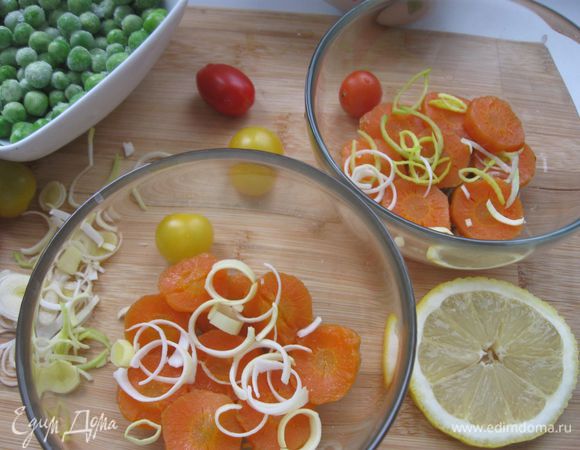 Аккуратно вынуть крылья, бульон процедить. На дно порционной посуды положить оливки, затем морковь и несколько колечек лука.


