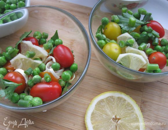 Добавить горошек, фасоль, помидоры, лимон, петрушку.