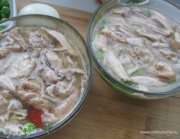 Сверху поместить кусочки курицы, свободных от костей. Залить бульоном, чтобы он покрывал сухие ингредиенты. 