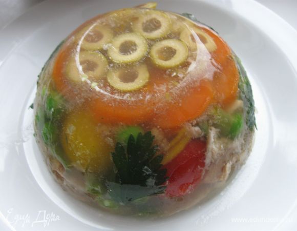 Перед подачей на стол намочить  полотенце горячей водой и положить на небольшое  время на перевернутую на тарелку миску с заливным. Снять миску с тарелки.
Приятного аппетита! 