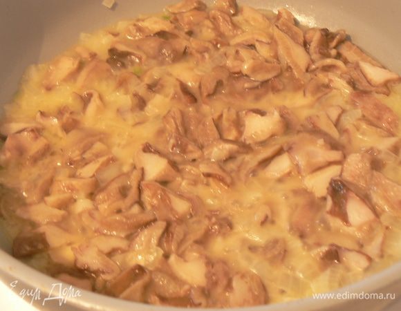 Мелко нарезать лук, обжарить на сливочном масле, добавить грибы, потушить