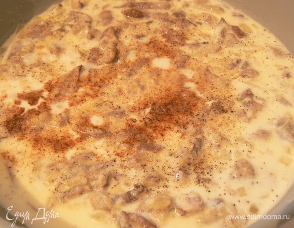 В небольшом количестве молока развести муку, добавить к грибам, затем помешивая добавить остальное молоко. Добавить мускатный орех, соль, перец.
Соус остудить, чтоб он не был горячим.