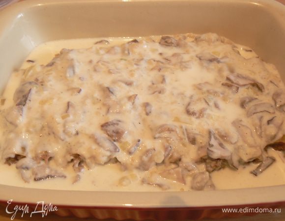 Сверху залить остальным соусом. Запечь  в духовке до готовности минут 40 при 200 градусах (я закрывала фольгой).